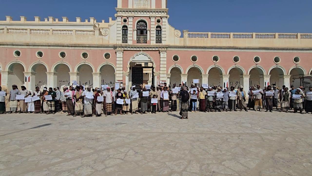 تريم .. وقفة احتجاجية لملاك أراض في وادي ذهب بتريم يطالبون بتمكينهم من أراضيهم وإنصافهم قانونياً